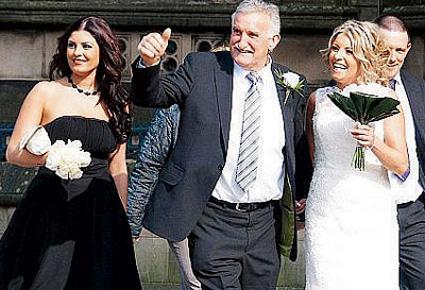 الملكة إليزابيث تشارك في حفل زفاف عام